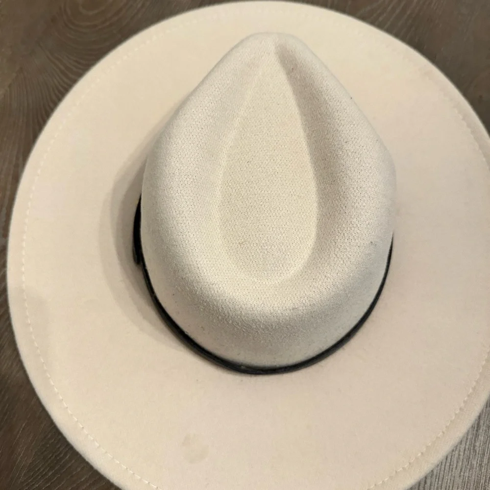 Women’s Boutique‎ Fedora Cream Hat with Black Strap